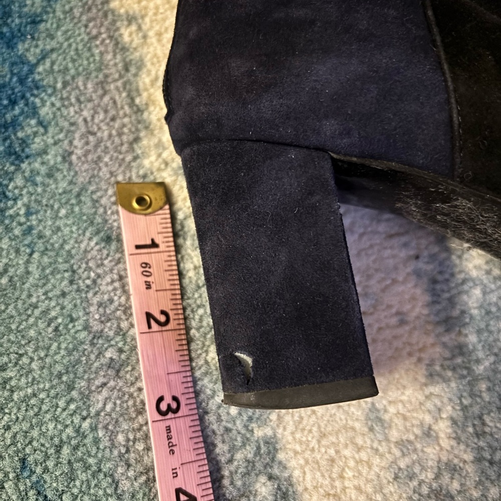 💥SOLD💥
Elegant Women's Knee-High Boots in Black and Blue - Picture 11 of 14